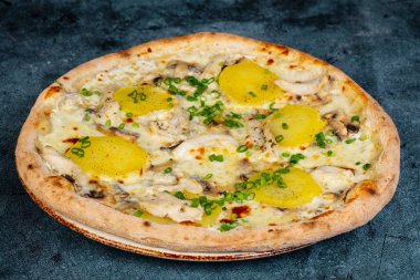 Etli ve peynirli pizza.