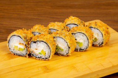 Lezzetli kızarmış tempura yılan balığı ile rulo