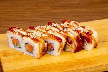 Somon ve salatalık ile lezzetli teriyaki rulo