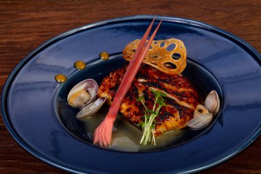 Kızarmış morina balığı tarak ve sos ile