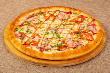 Jambon, peynir ve tavuk pizza
