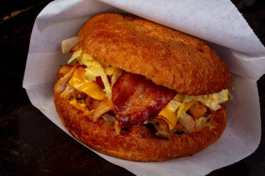 Bugrer tavuk ve domuz pastırması