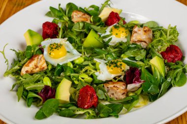 Salata tavuk ve Bıldırcın yumurta