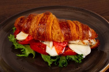 Kruvasan tavuk ve peynir ile