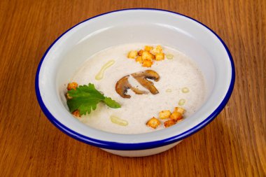 Ekmek arası mantar kremalı çorba.