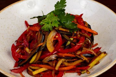 Ahşap üzerinde kişniş ile sebze sote