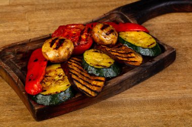 Izgara sebze plaka patlıcan, domates, biber, kabak, patates