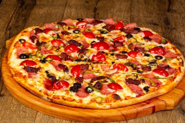 Sosis ve peynir pizza