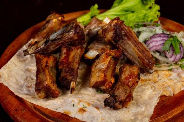 Soğan ile ızgara kuzu pirzola