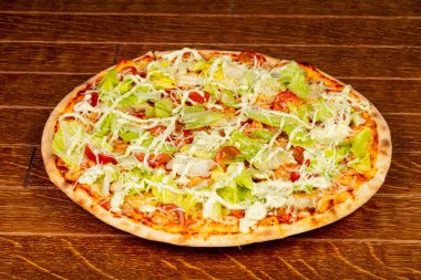 Pizza Sezar salata buzdağı ile