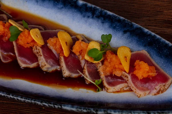 Grilované Plátky Tuňáka Sashimi Omáčkou — Stock fotografie