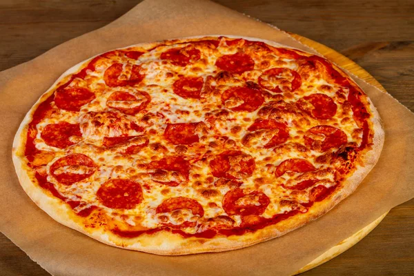 Пицца Пепперони Сосисками Деревянной Баколе — стоковое фото