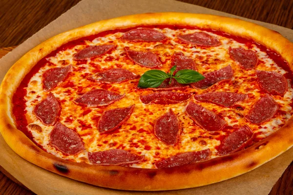 Pizza Pepperoni Com Salsichas Salame — Fotografia de Stock