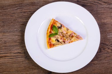 Jambon ve mantar peynirli pizza