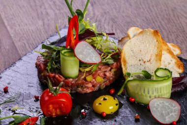 Çiğ biftek tartar Bıldırcın yumurta hizmet