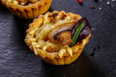 Fırında mantar ve peynir ile kanepe