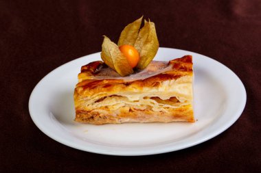 Plaka kabuk katmanlı cheesecake