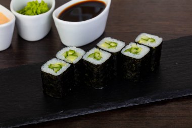 İştah açıcı suşi salatalık, wasabi ve sos ile