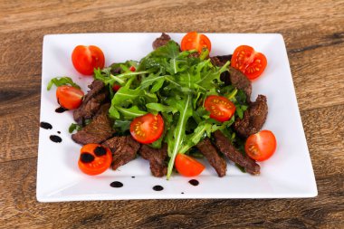Ruccola ve domates ile sığır eti