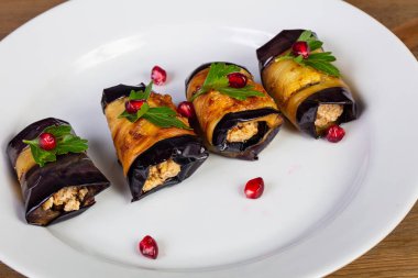 Peynir ile doldurulmuş patlıcan rulo