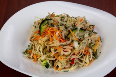 Lahana salatası salata salatalık ile