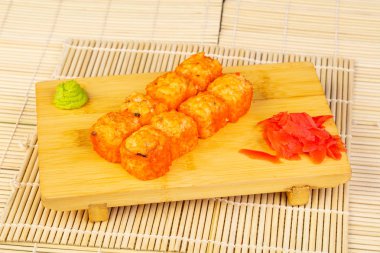 Lezzetli syake taze suşi rulo