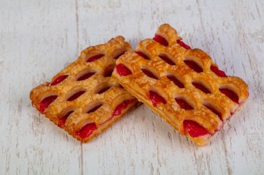 Reçelli enfes poğaçalı börek.