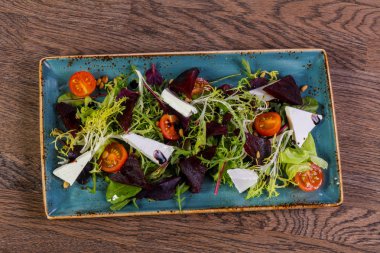 Domates hizmet peynir ve pancar kök salata