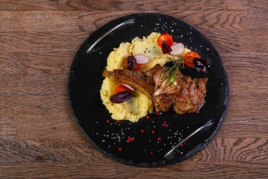 Hizmet patates püresi sebzeli kuzu