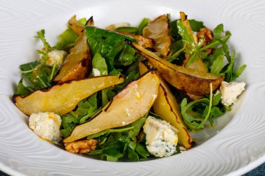 gorgonzola peyniri ve armut salatası