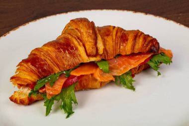 Kruvasan somon ve rucola ile