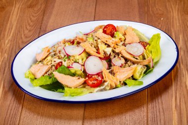 Salata somon, kinoa ve kırmızımsı 