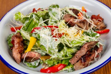 Izgara Dana biftek salata parmesan peyniri ile