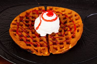 Tatlı syrope ile Viyana gözleme 