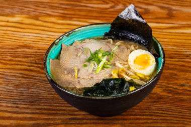 Sığır eti ile miso ramen çorbası