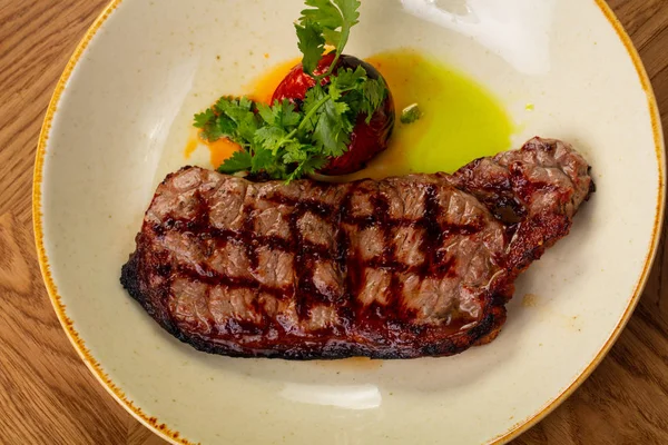 トマトと牛肉のグリル ステーキ — ストック写真