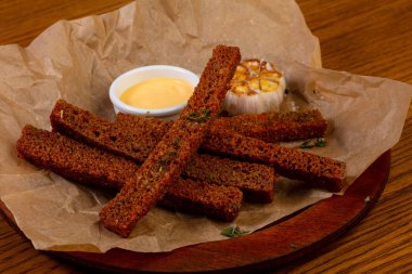 Sarımsak croutons sos ve kekik ile