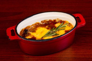 Ahşap üzerine tencerede gulaş çorbası