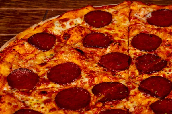 Пицца Итальянская Пепперони Над Деревянным Бэкгорондом — стоковое фото