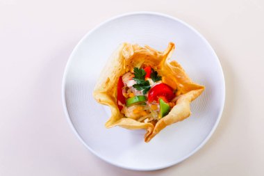 Tavuk ve avokado salatası.