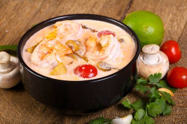 Karidesli geleneksel Tom Yam çorbası.