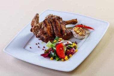 Tavuk budu ve salata karışımı.