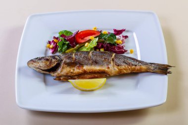 Salata ve limon karışımı ile ızgara levrek