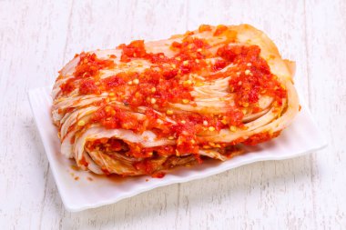 Kimchi fermente lahana kabın içinde