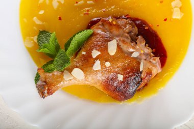 Fırında ördek bacak beyaz plaka üzerinde 