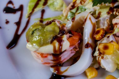 Deniz ürünleri ve avokado karides salatası