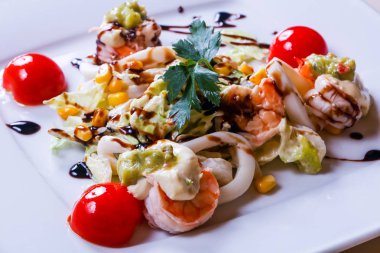 Deniz ürünleri ve avokado karides salatası