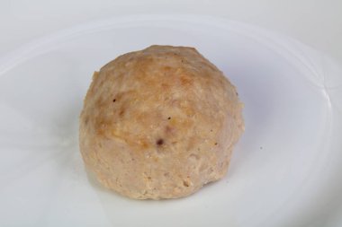 Beyaz tabak haşlanmış tavuk köfte