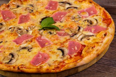 Pizza mantar ve peynir jambon