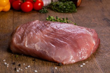Ahşap zemin üzerinde çiğ domuz eti